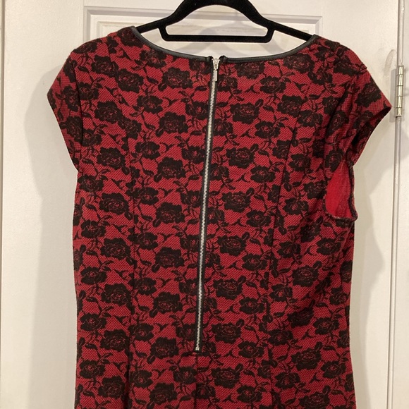 Short sleeve dress, size Large, red and black, zipper in the back, knee lenght - Picture 3 of 5